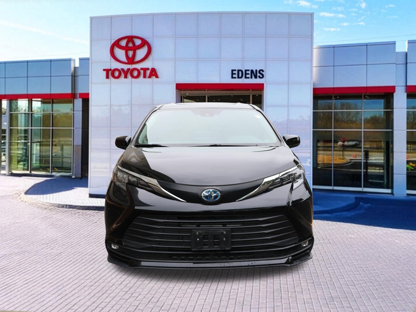 Certified 2025 Toyota Sienna XLE FWD image 12