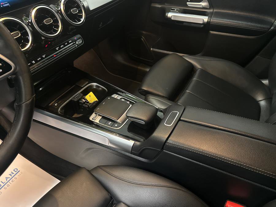 Used 2020 Mercedes-Benz GLB 250 4MATIC w/ Premium Package image 8