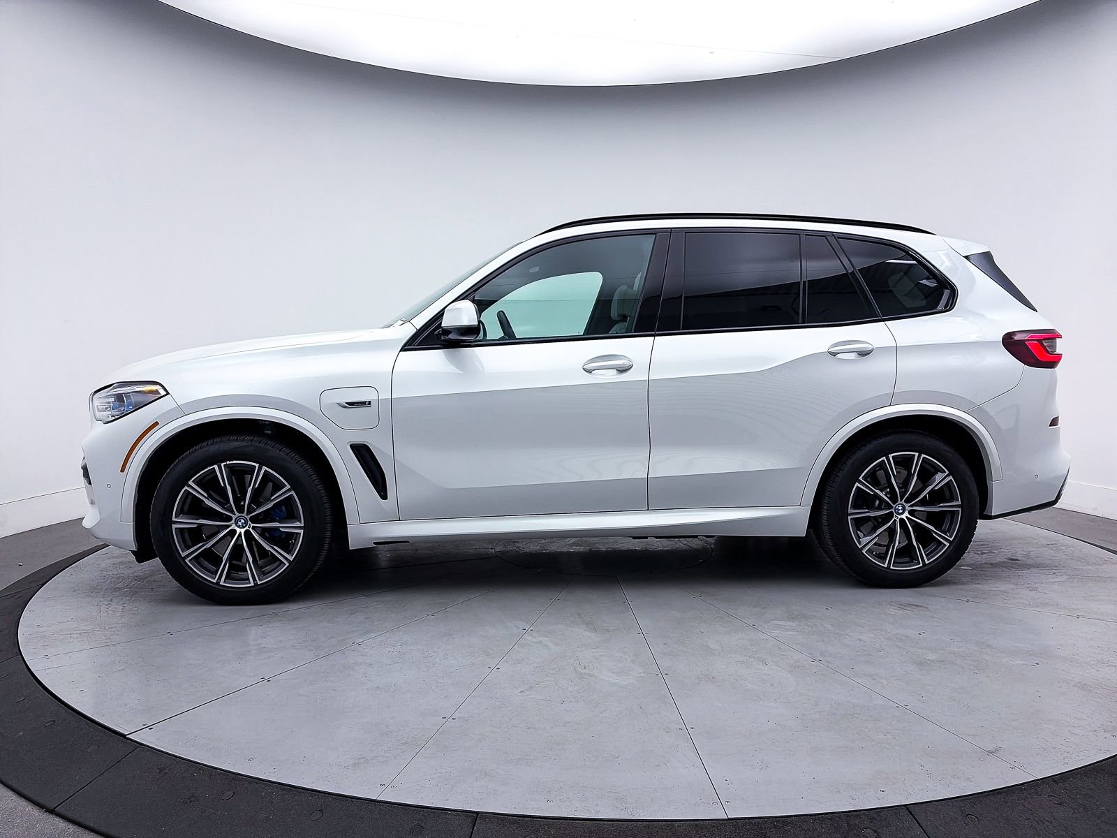 Used 2023 BMW X5 xDrive45e w/ Executive Package image 47