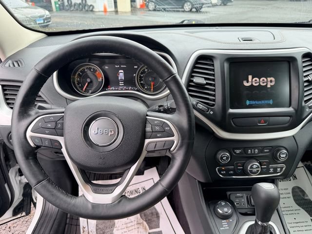 Used 2016 Jeep Cherokee Limited w/ Luxury Group AWD/4WD image 17