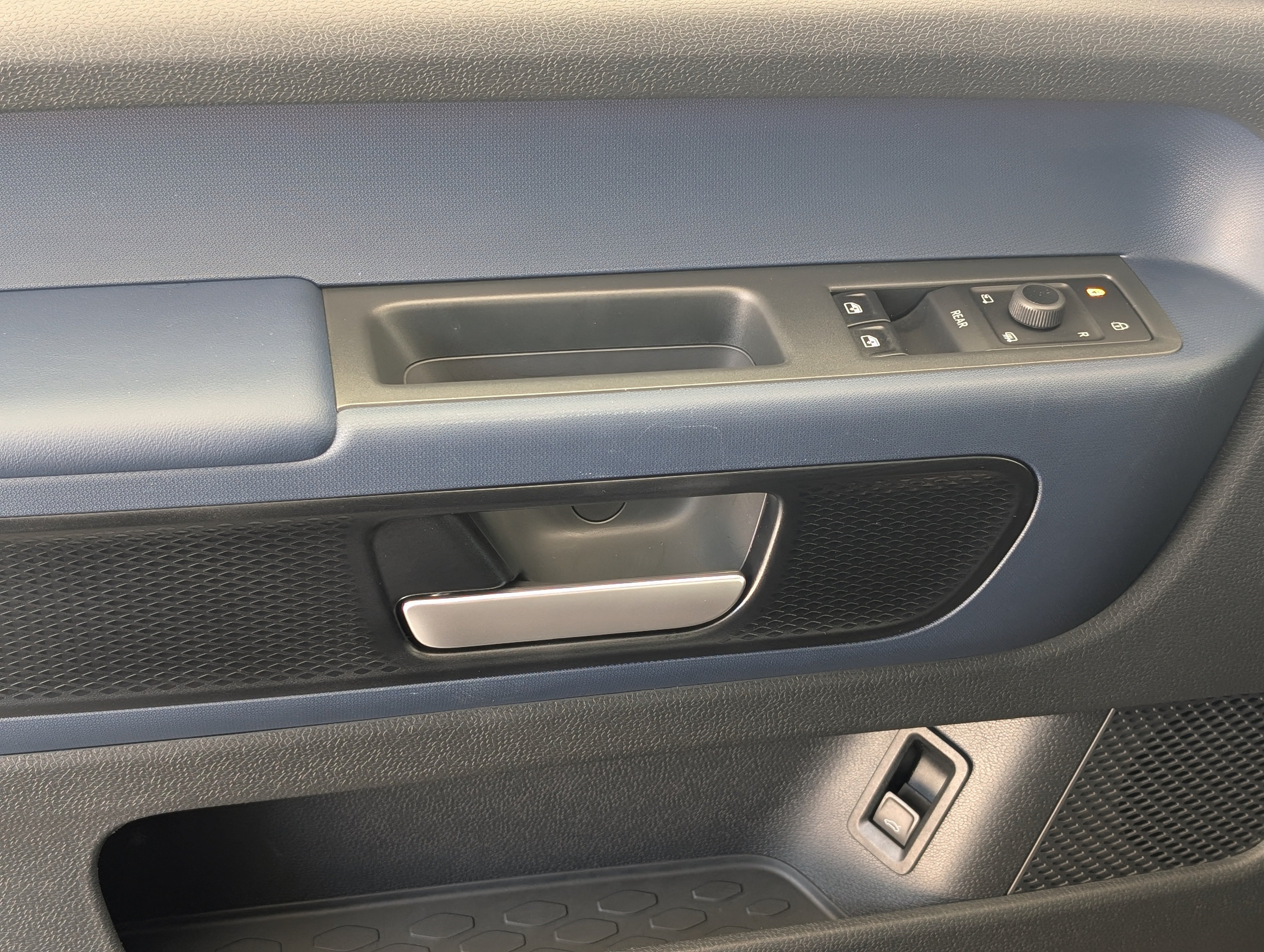 Used 2025 Volkswagen ID. Buzz Pro S Plus RWD image 16