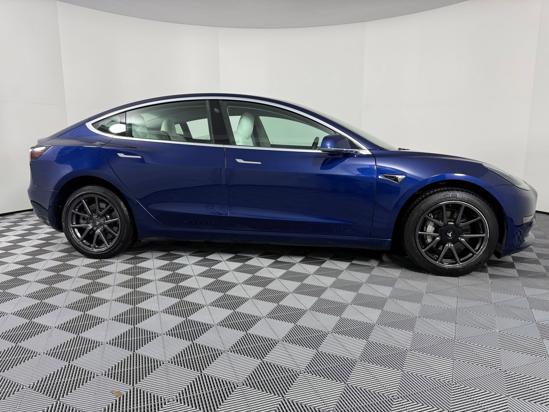 Used 2019 Tesla Model 3 Mid Range image 8