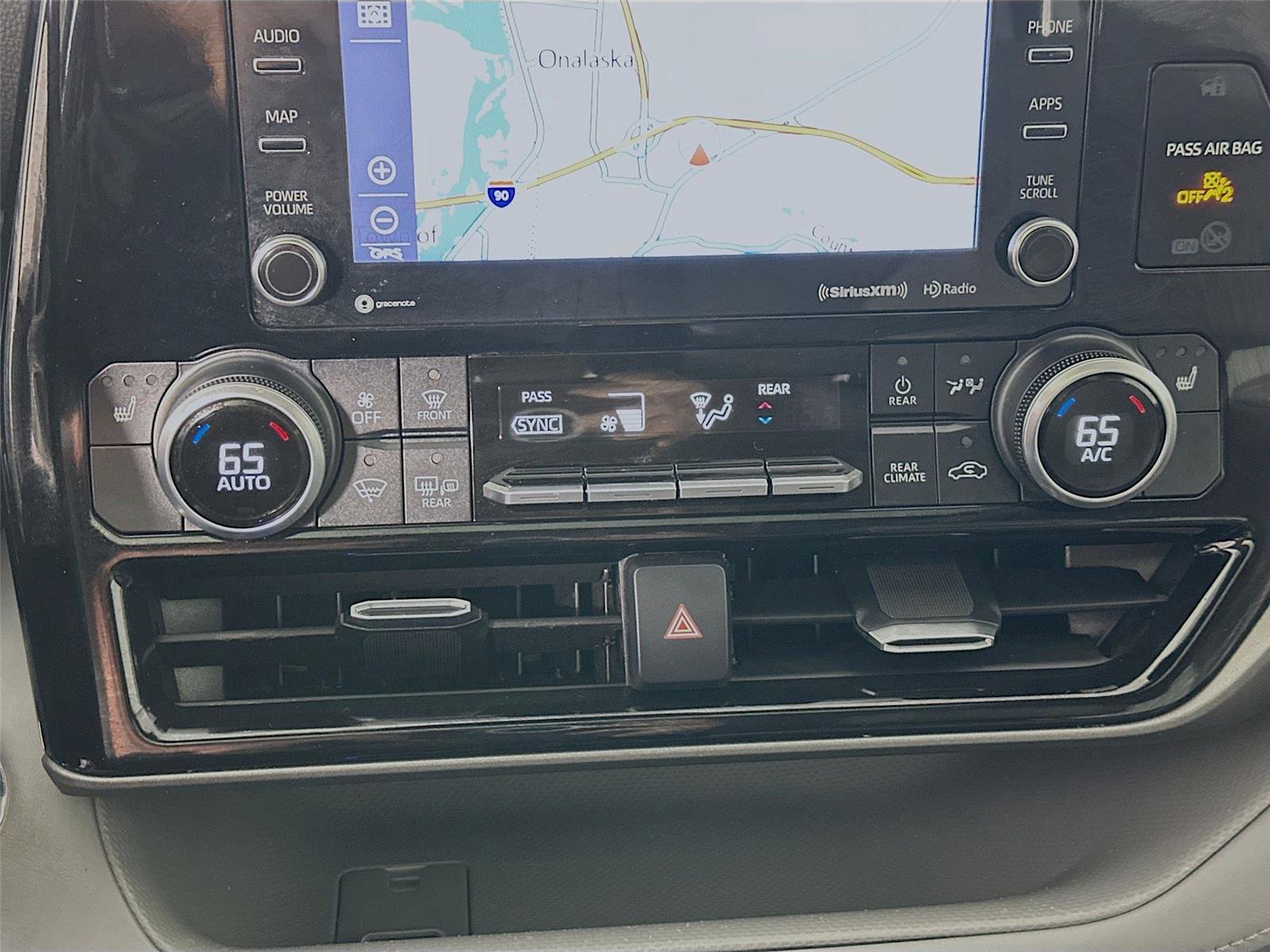 Used 2022 Toyota Highlander XLE AWD/4WD image 9