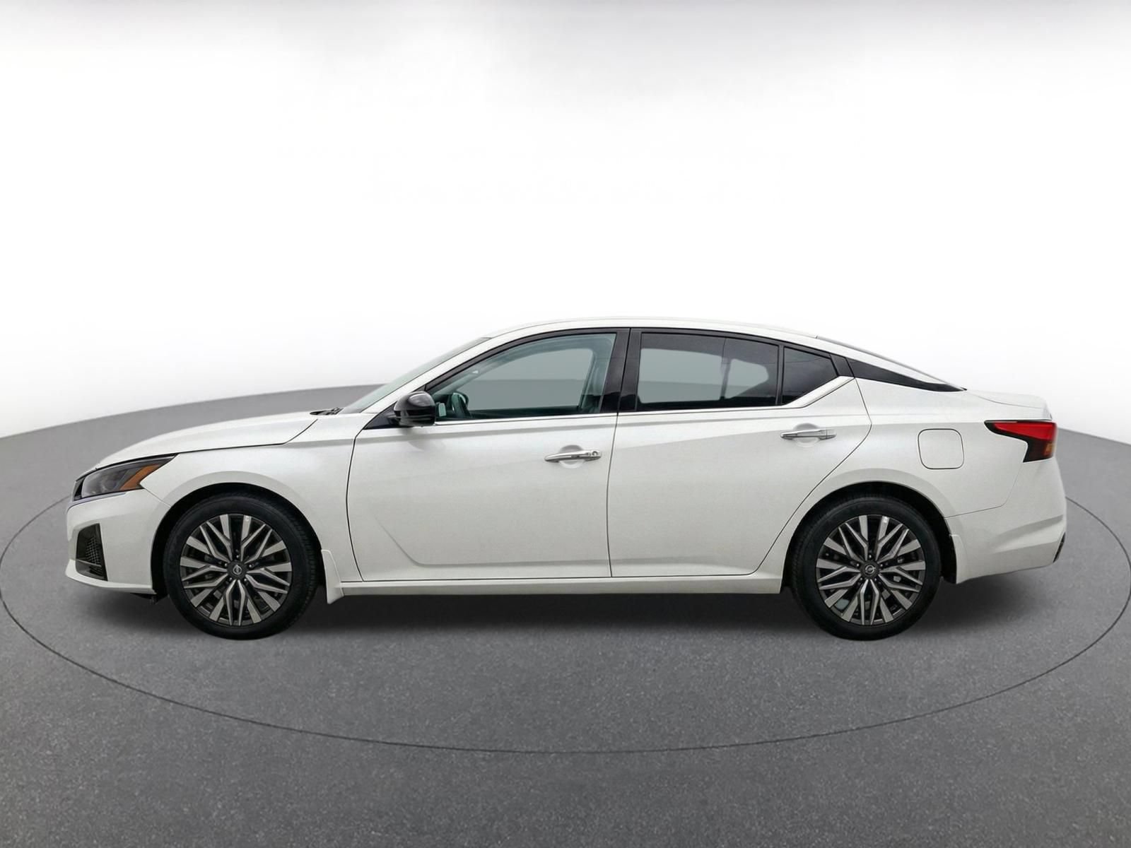 Used 2025 Nissan Altima 2.5 SV FWD image 5
