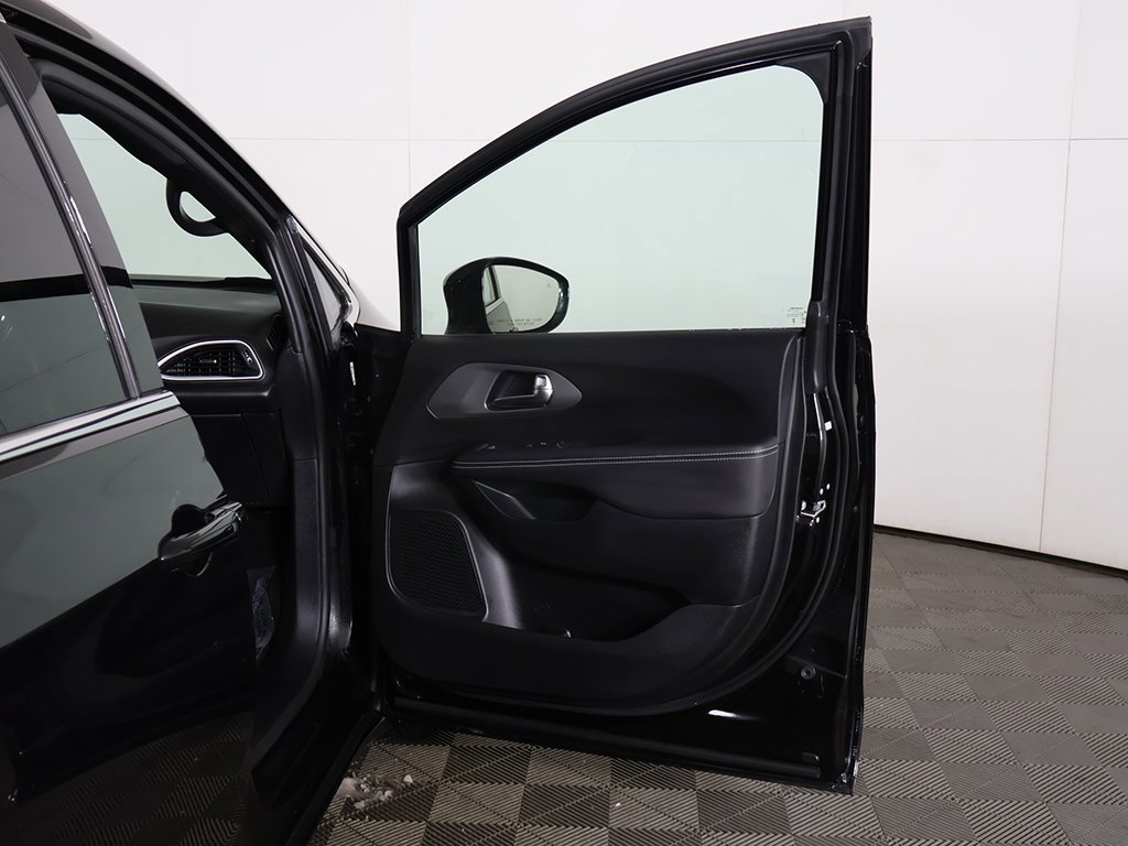 Used 2025 Chrysler Pacifica Select image 20