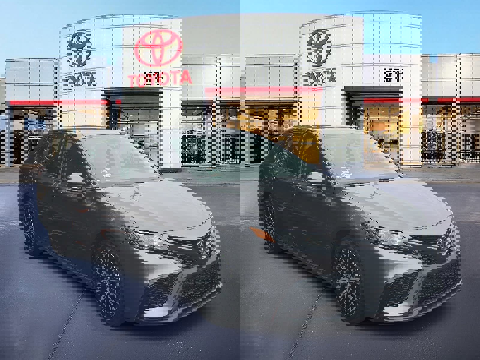 Used 2023 Toyota Camry SE image 3