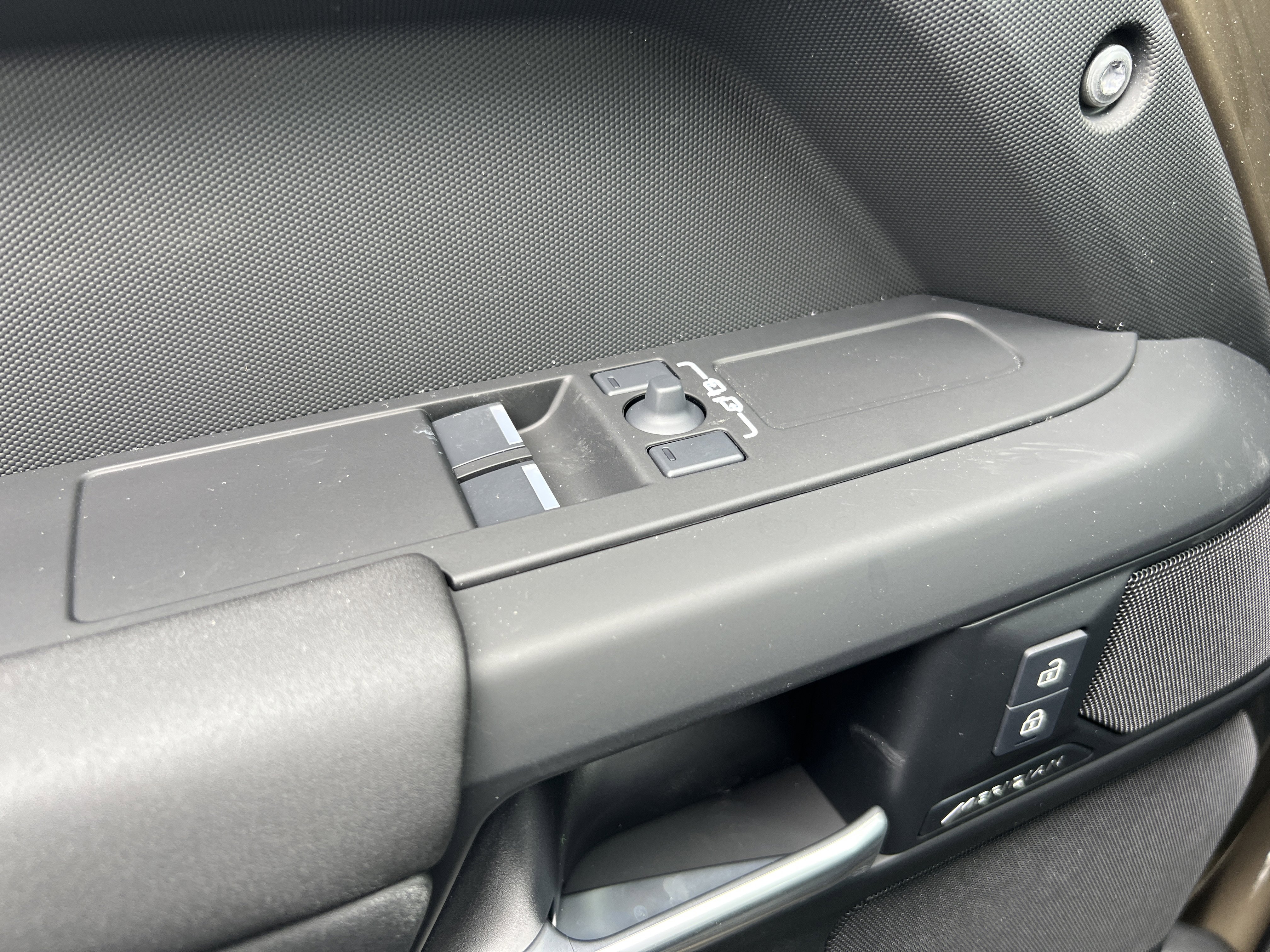 New 2025 Land Rover Defender 90 S image 27