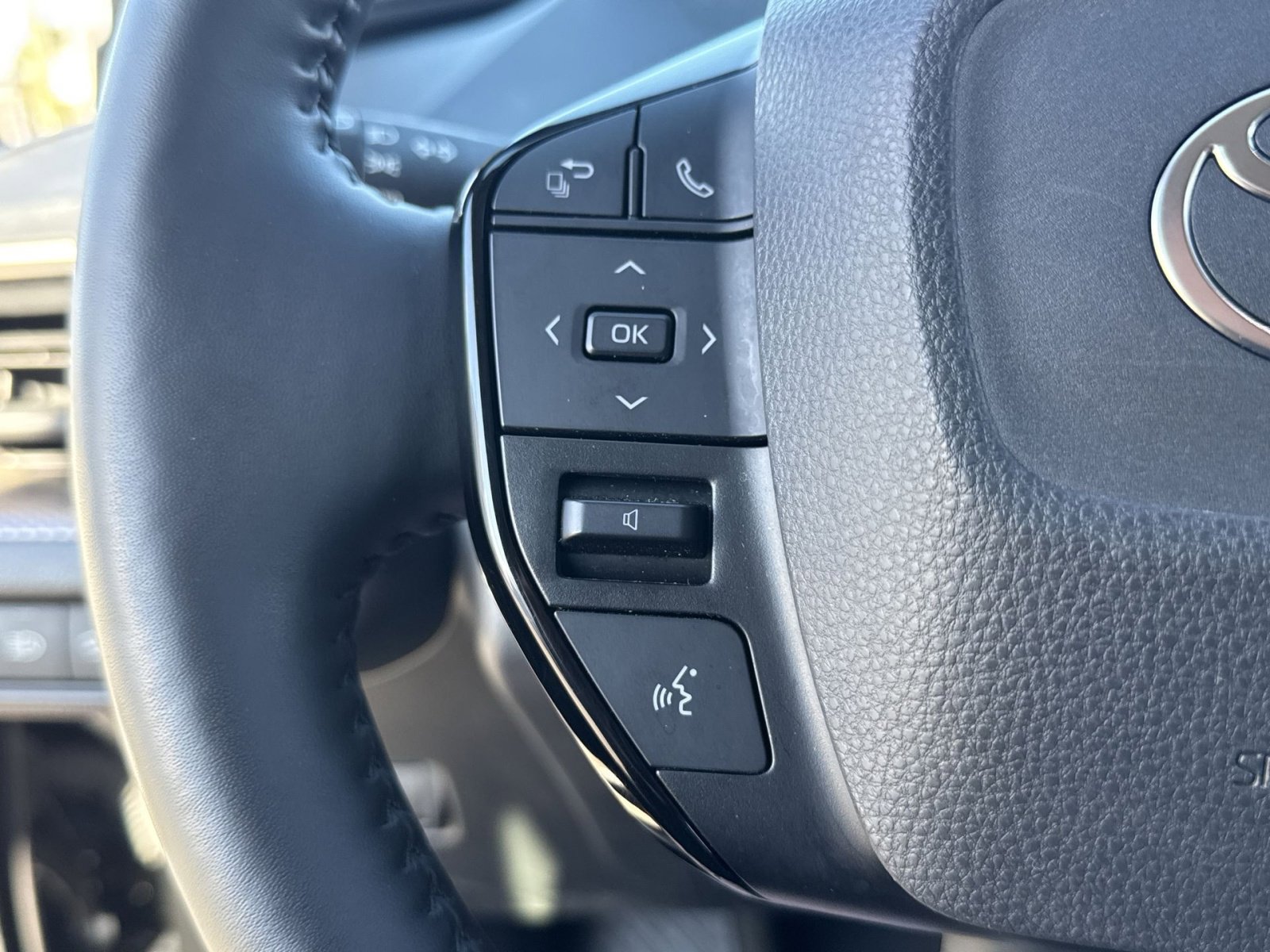 Used 2024 Toyota Prius XLE image 37