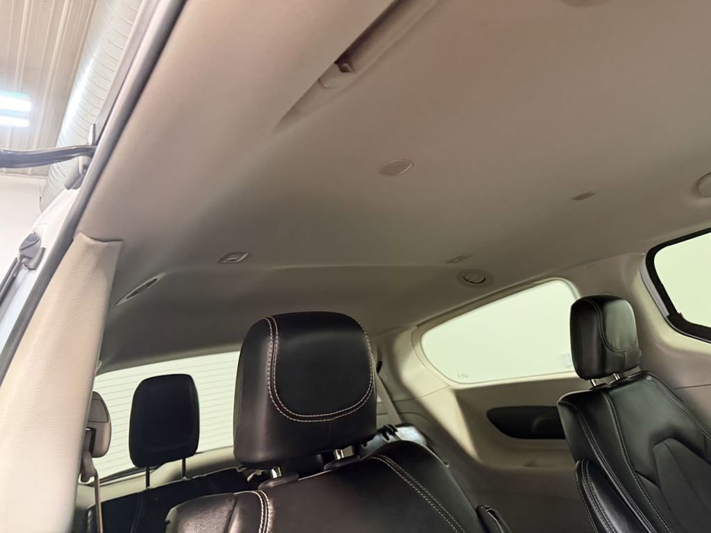 Used 2024 Chrysler Pacifica Touring-L image 8