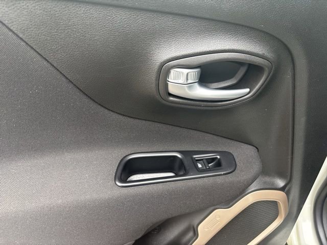 Used 2017 Jeep Renegade Latitude image 28