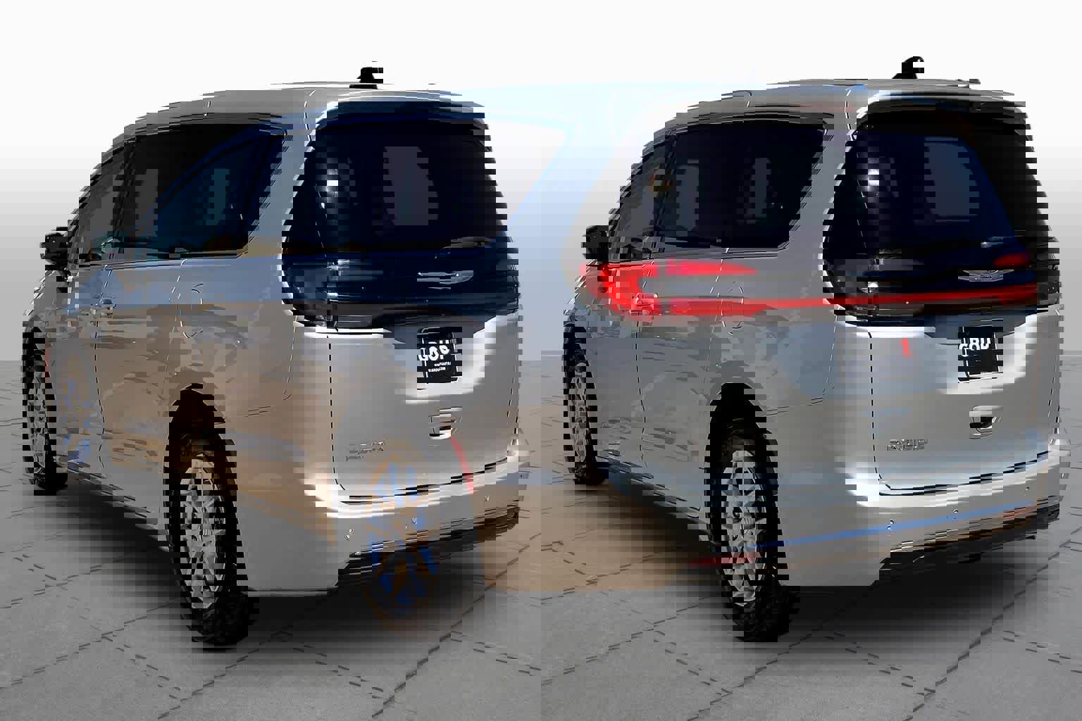 Used 2024 Chrysler Pacifica Touring-L FWD image 12