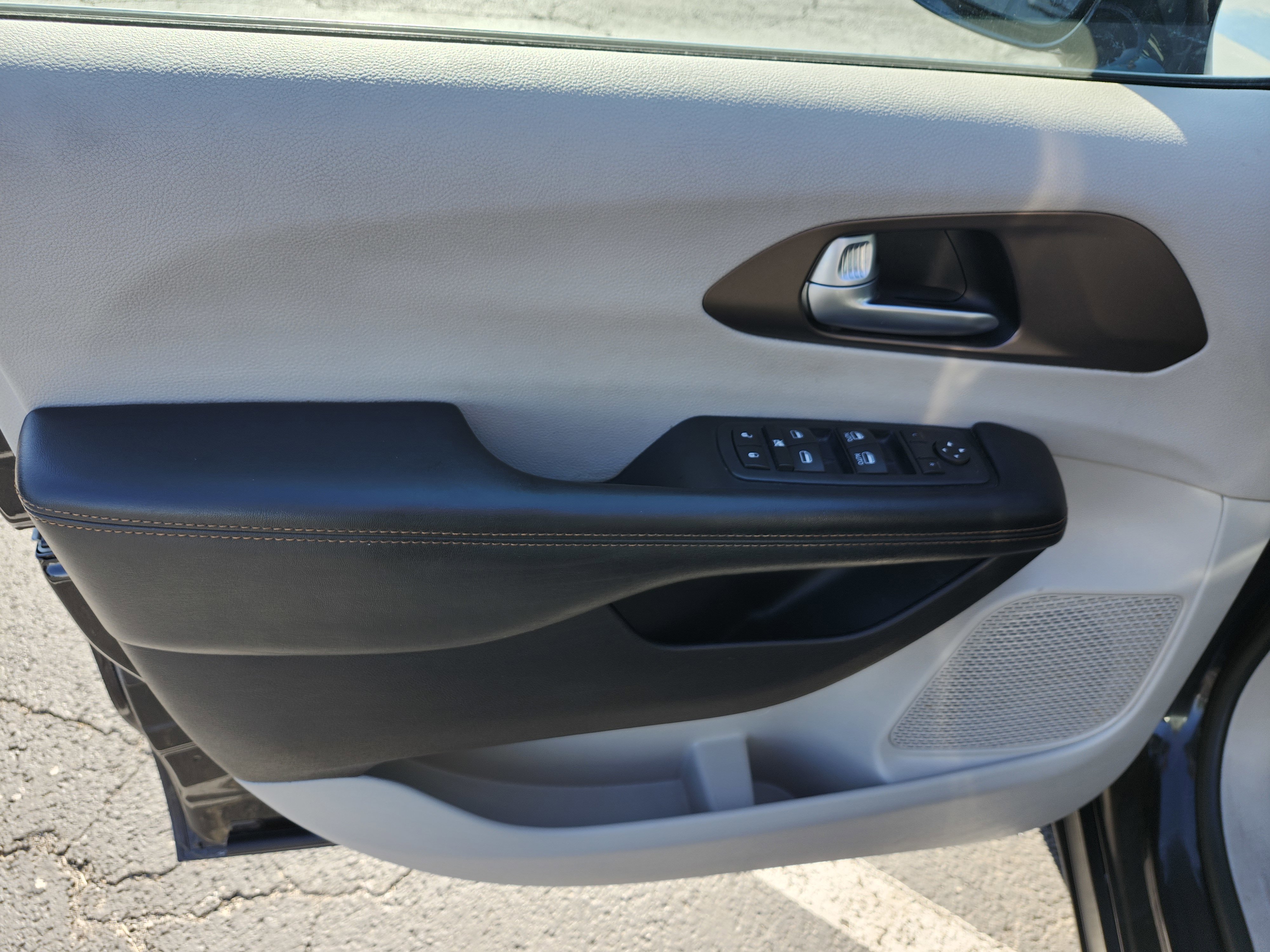 Used 2017 Chrysler Pacifica Touring-L image 23
