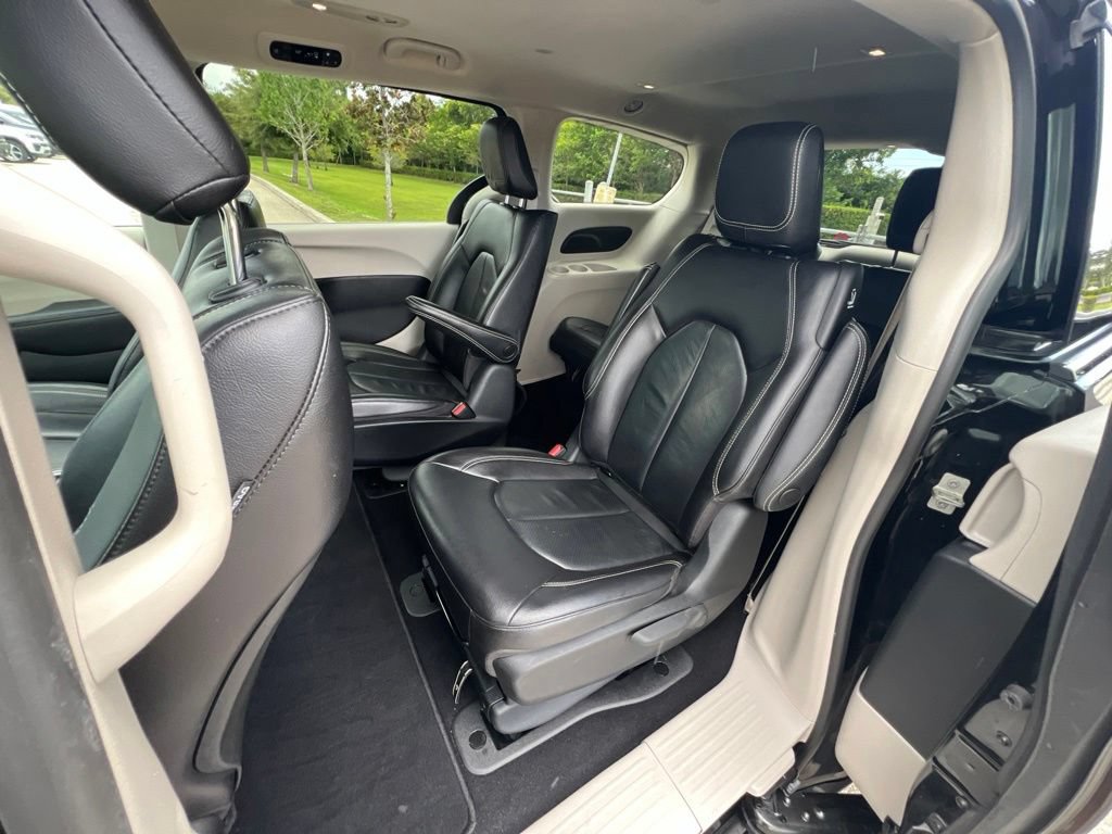 Used 2022 Chrysler Pacifica Touring-L FWD image 21