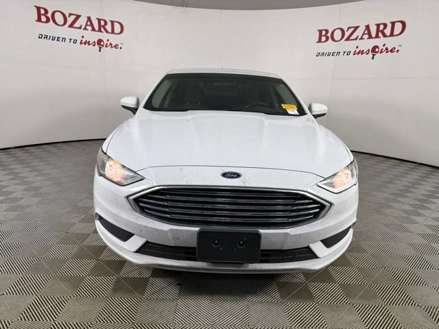 Used 2017 Ford Fusion SE FWD image 2