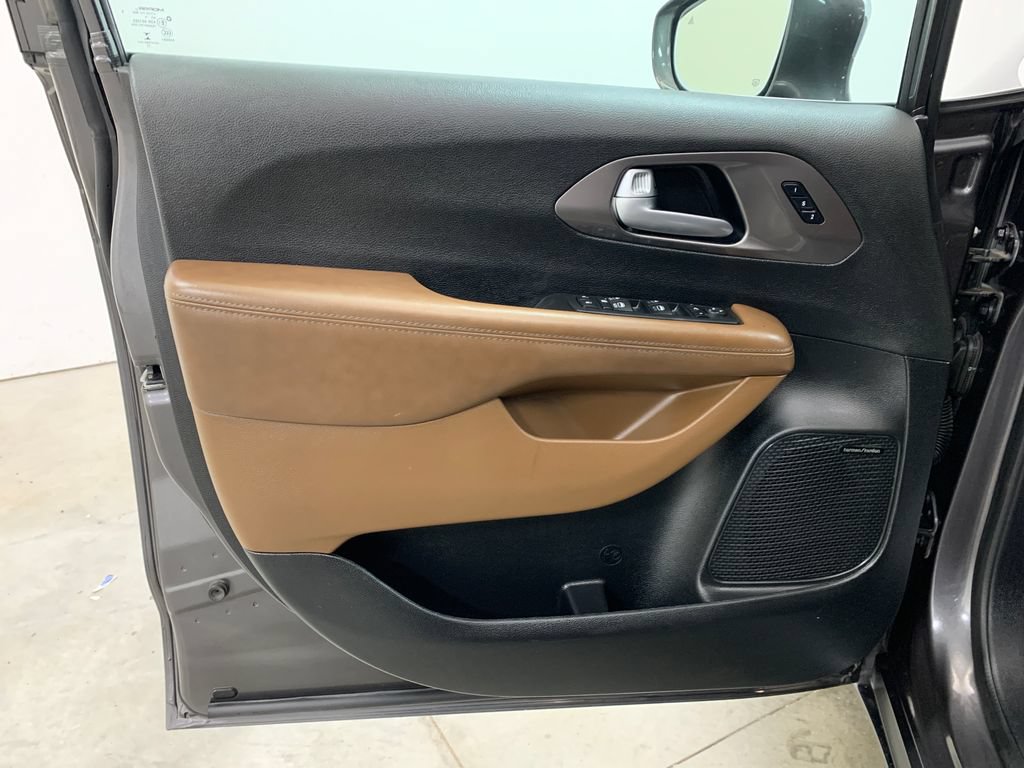 Used 2017 Chrysler Pacifica Limited FWD image 18