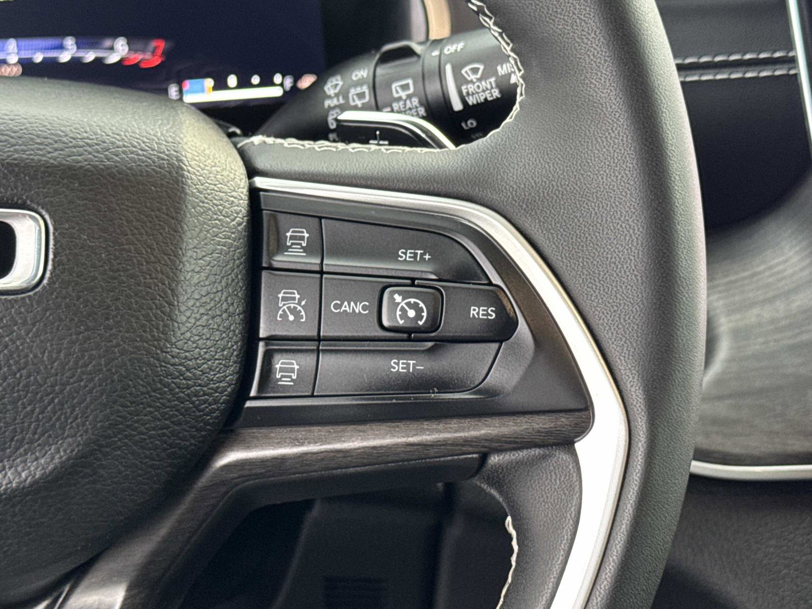 Used 2024 Jeep Grand Cherokee Limited w/ Black Appearance Package image 7