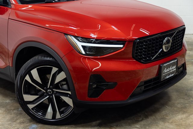 Used 2024 Volvo XC40 B5 Ultimate w/ Protection Package Premier image 5