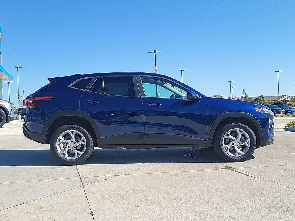 Used 2024 Chevrolet Trax LS w/ LS Convenience Package FWD image 9