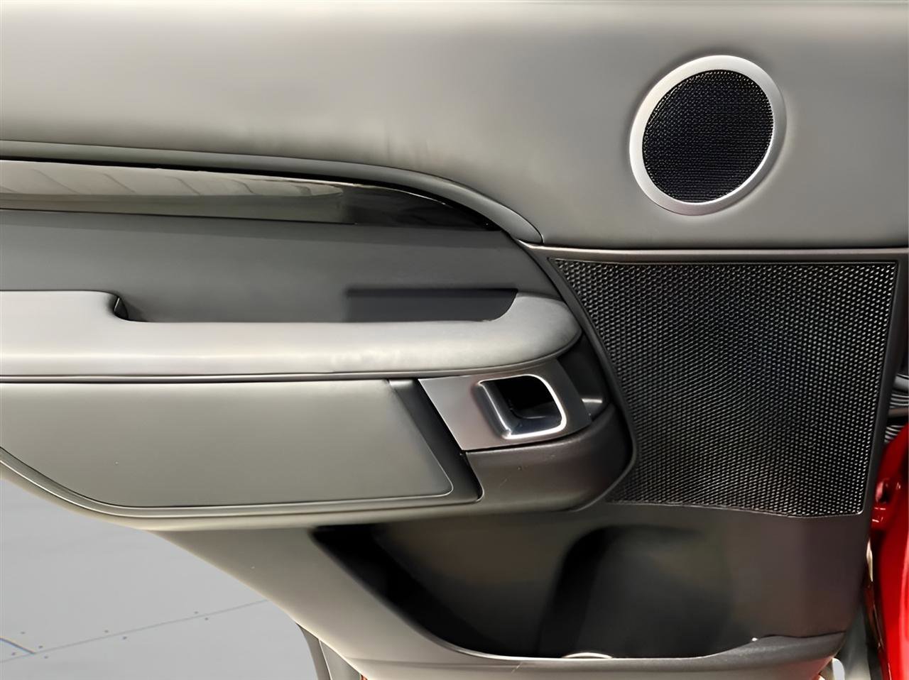 Used 2017 Land Rover Discovery SE AWD/4WD image 25