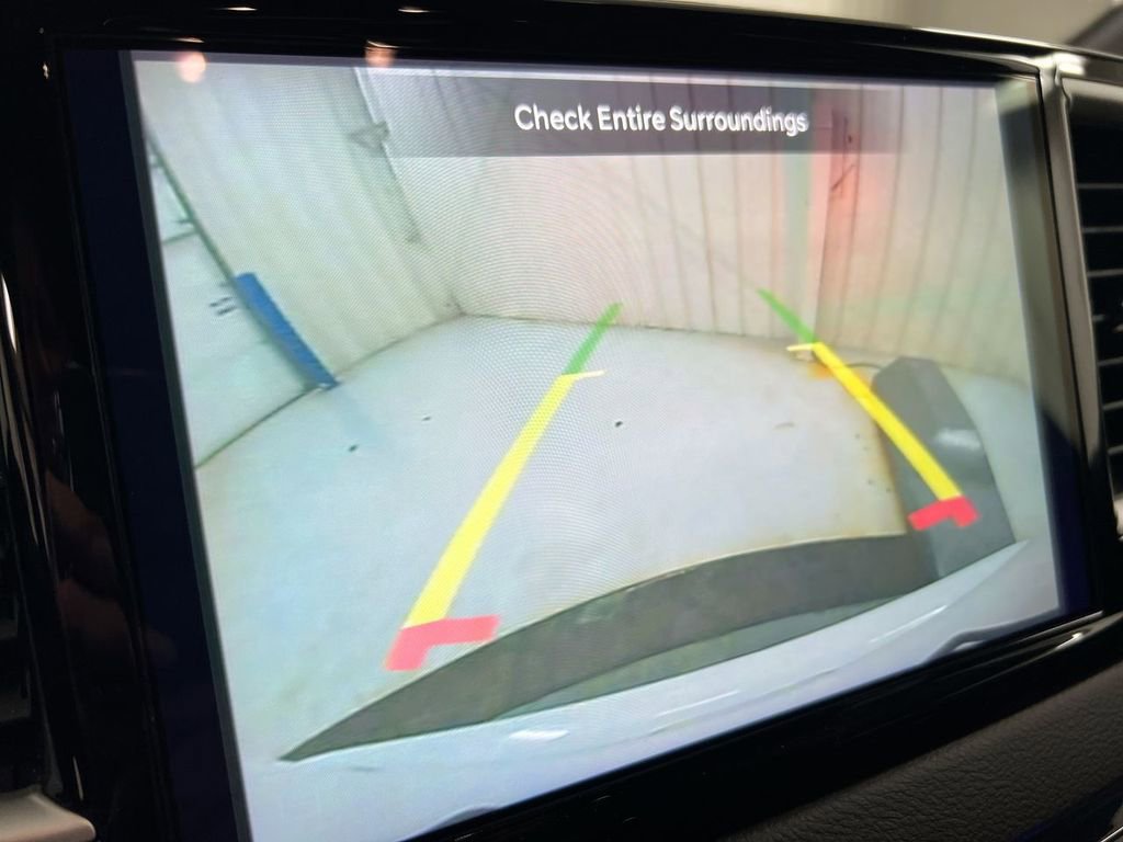 Used 2025 Chrysler Pacifica Select image 15