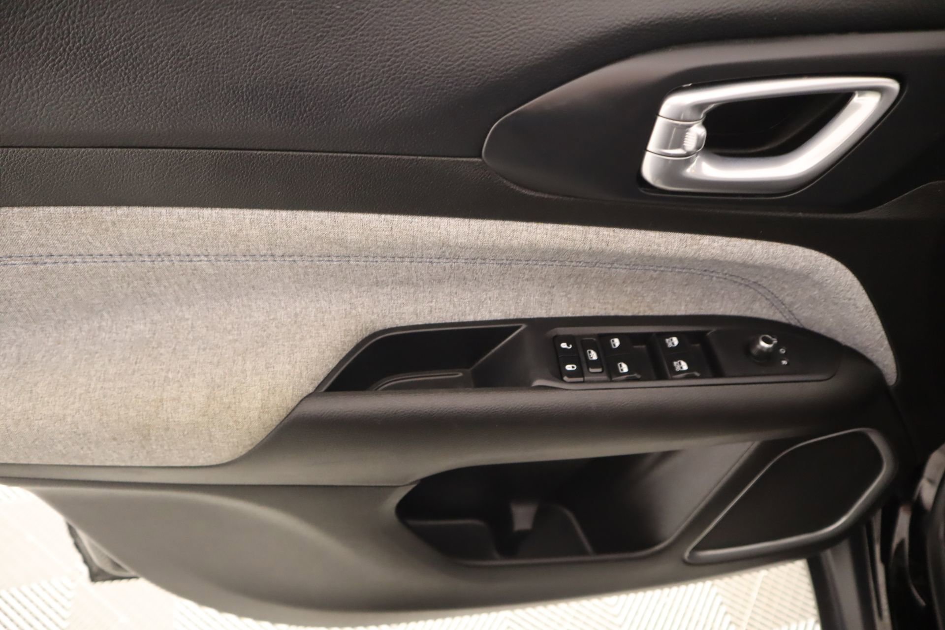 Used 2025 Jeep Compass Latitude image 14