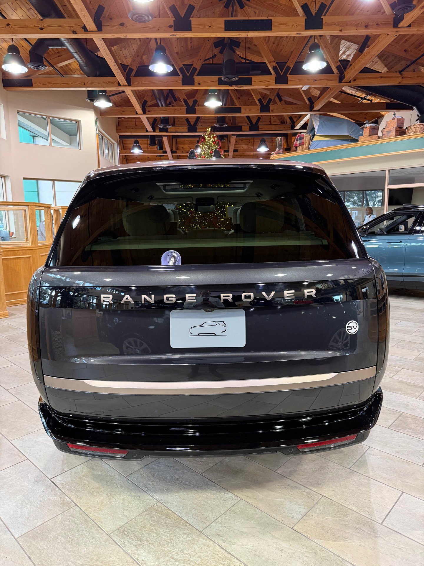 Used 2025 Land Rover Range Rover SV image 3