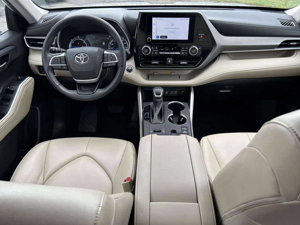 Used 2024 Toyota Highlander XLE AWD/4WD image 18