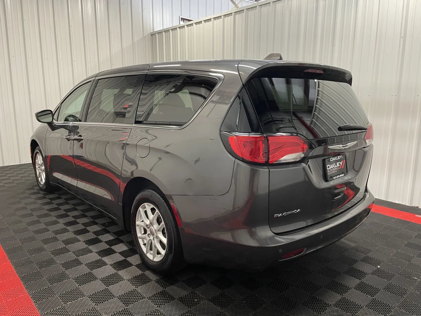 Used 2018 Chrysler Pacifica LX FWD image 2