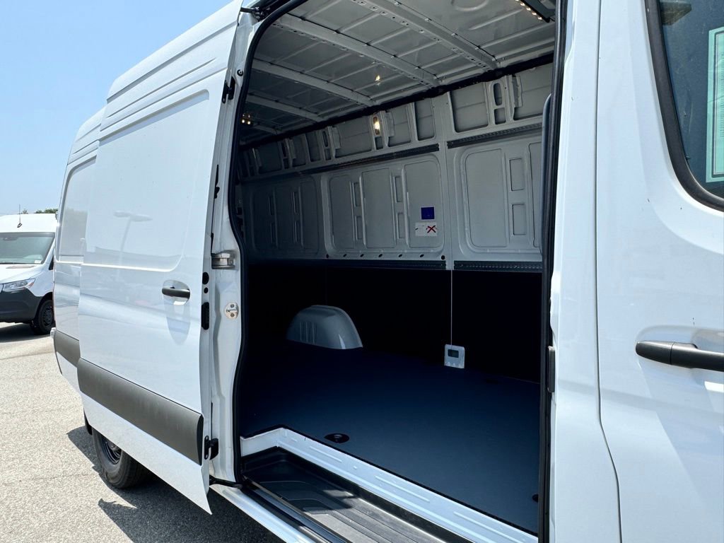 Used 2024 Mercedes-Benz eSprinter 170 Cargo image 12