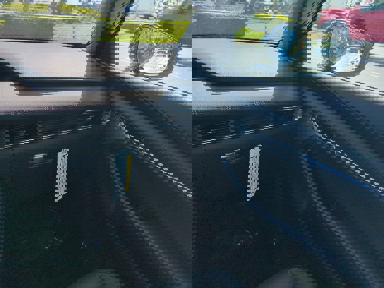 New 2025 MAZDA MAZDA3 Hatchback w/Premium Plus Pkg image 17