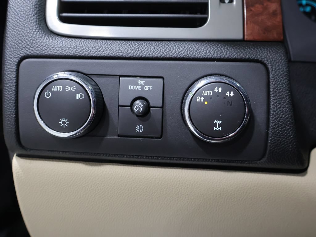 Used 2008 Chevrolet Avalanche LTZ w/ LTZ Preferred Equipment Group AWD/4WD image 32