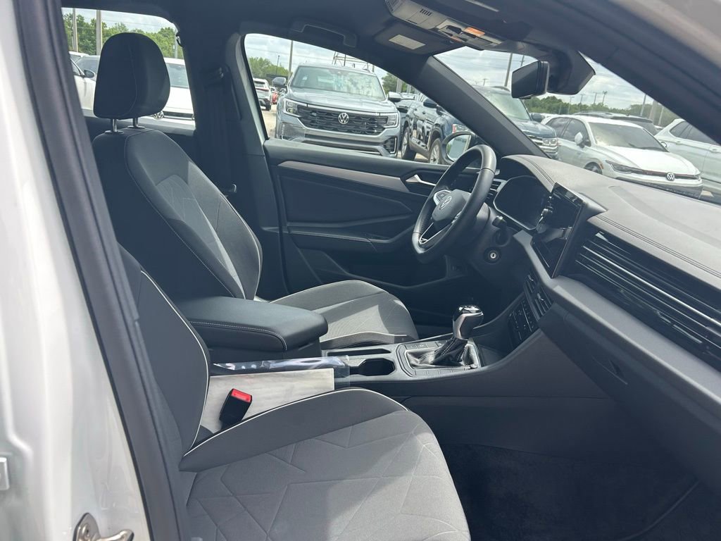 Used 2025 Volkswagen Jetta Sport image 32