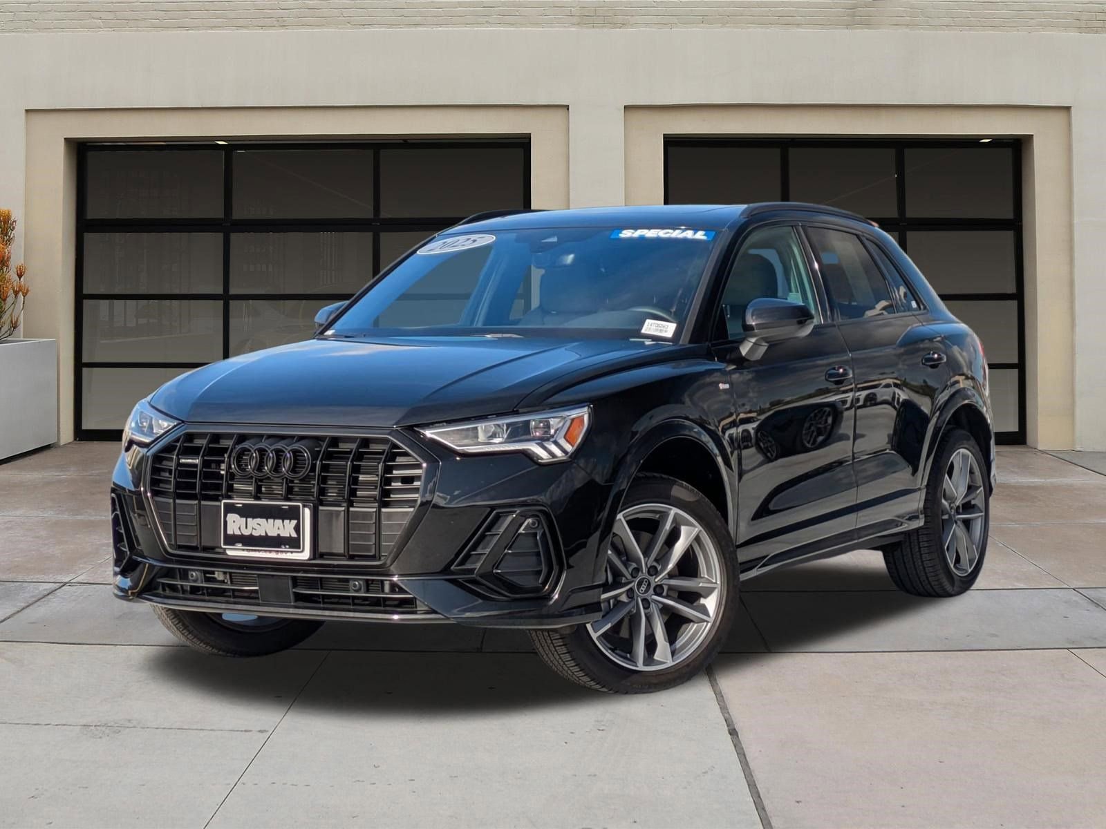 Used 2025 Audi Q3 2.0T Premium w/ Black Optic Sport Package image 3