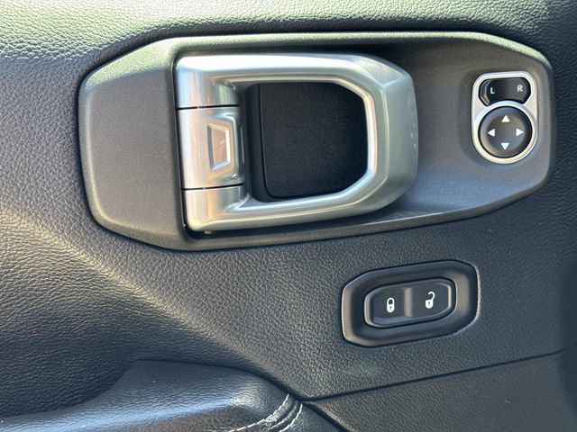 Used 2018 Jeep Wrangler Unlimited Sahara AWD/4WD image 18