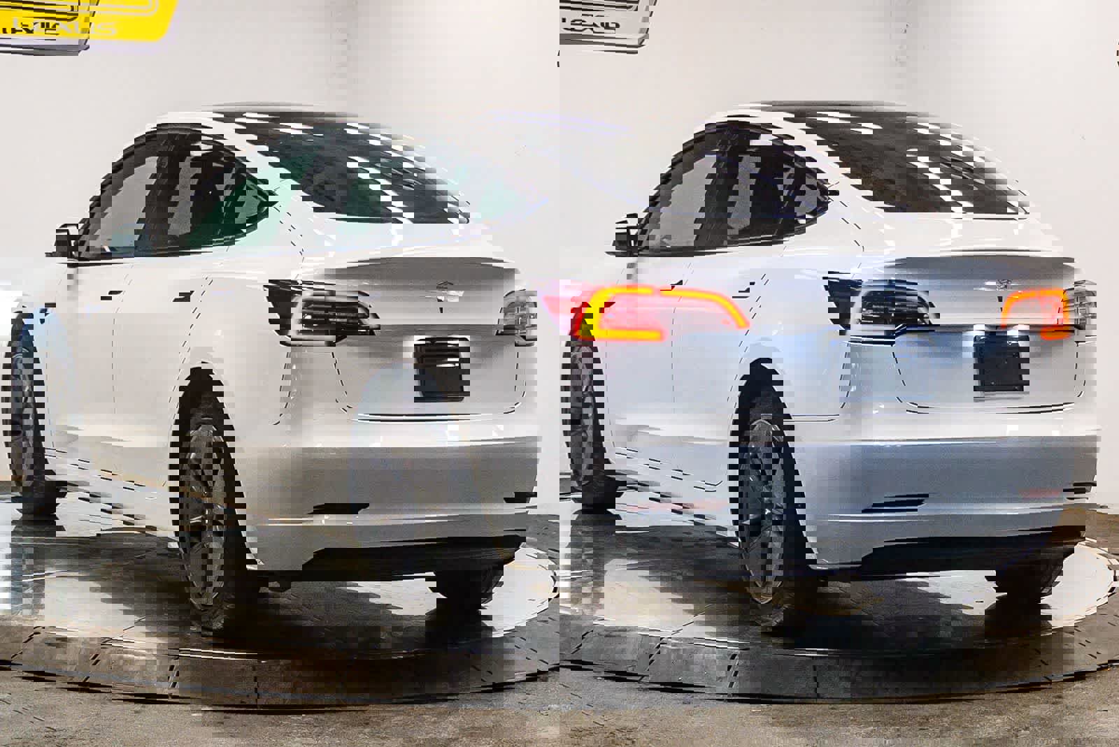 Used 2023 Tesla Model 3 Standard Range image 2