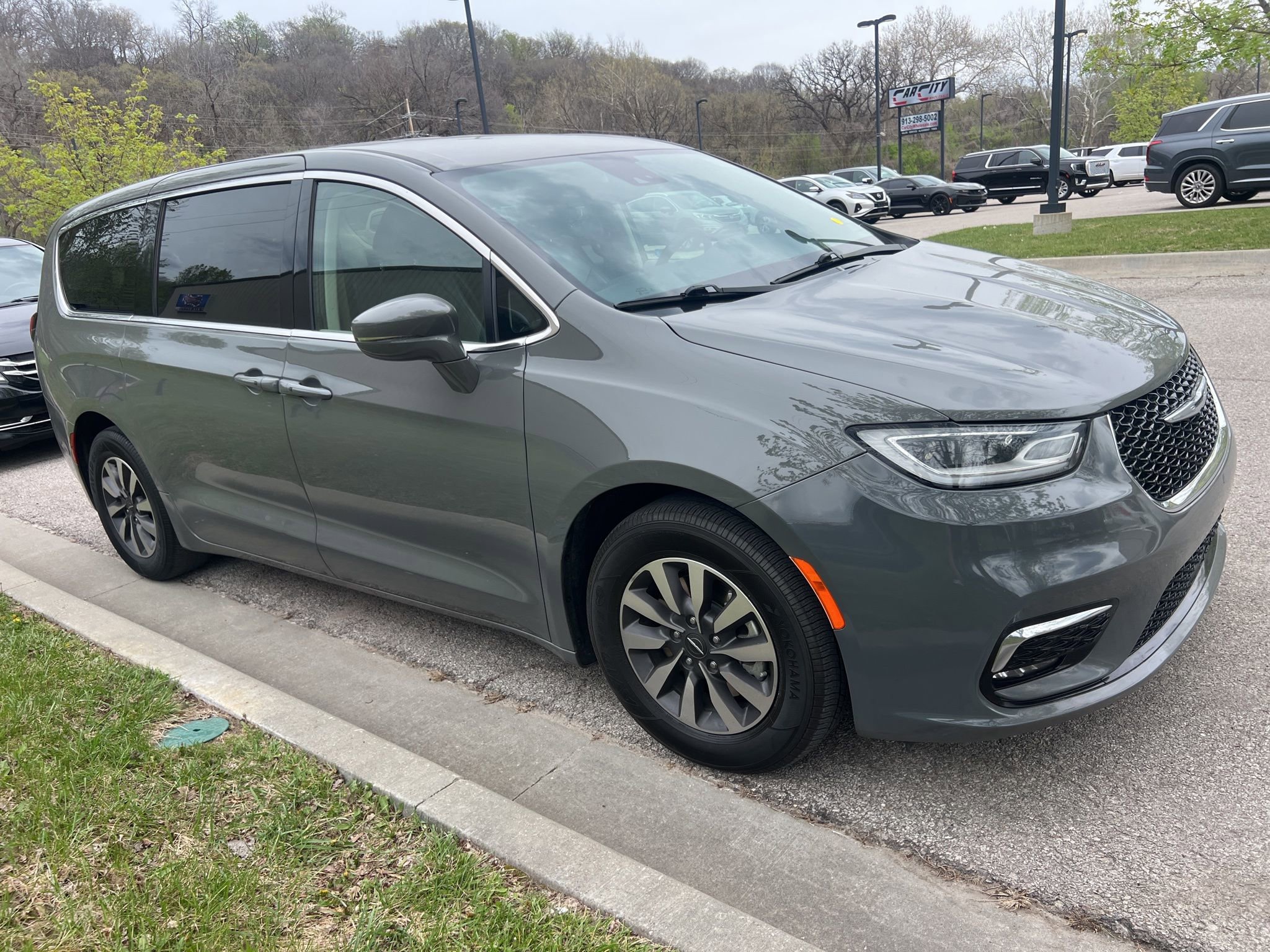 Used 2022 Chrysler Pacifica Touring-L image 3