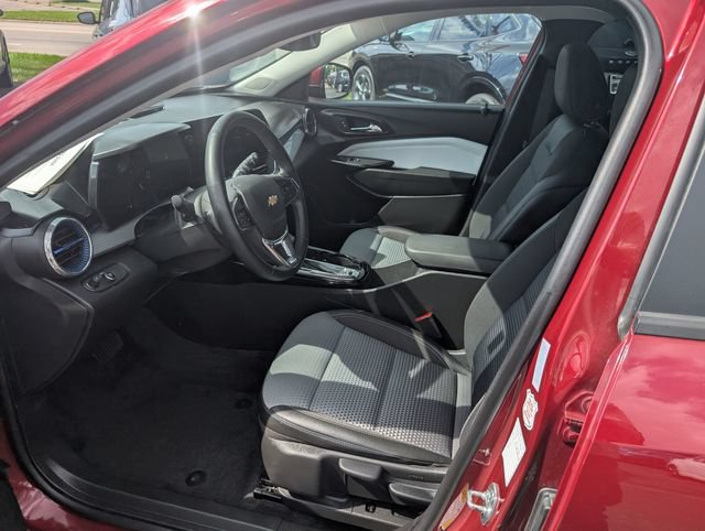 Used 2025 Chevrolet Trax LT w/ LT Convenience Package FWD image 12