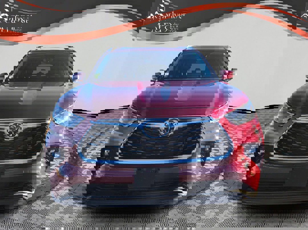 Used 2022 Toyota Highlander XLE image 2