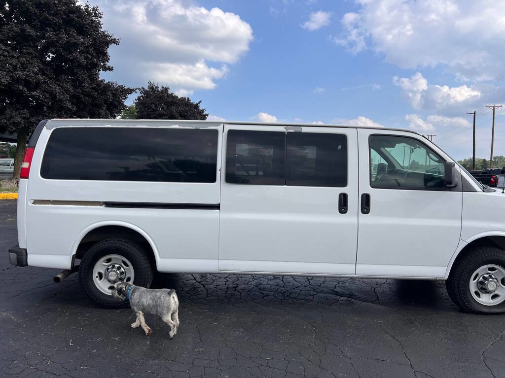 Used 2009 Chevrolet Express 3500 Extended Passenger w/ LT Preferred Equipment Group image 4