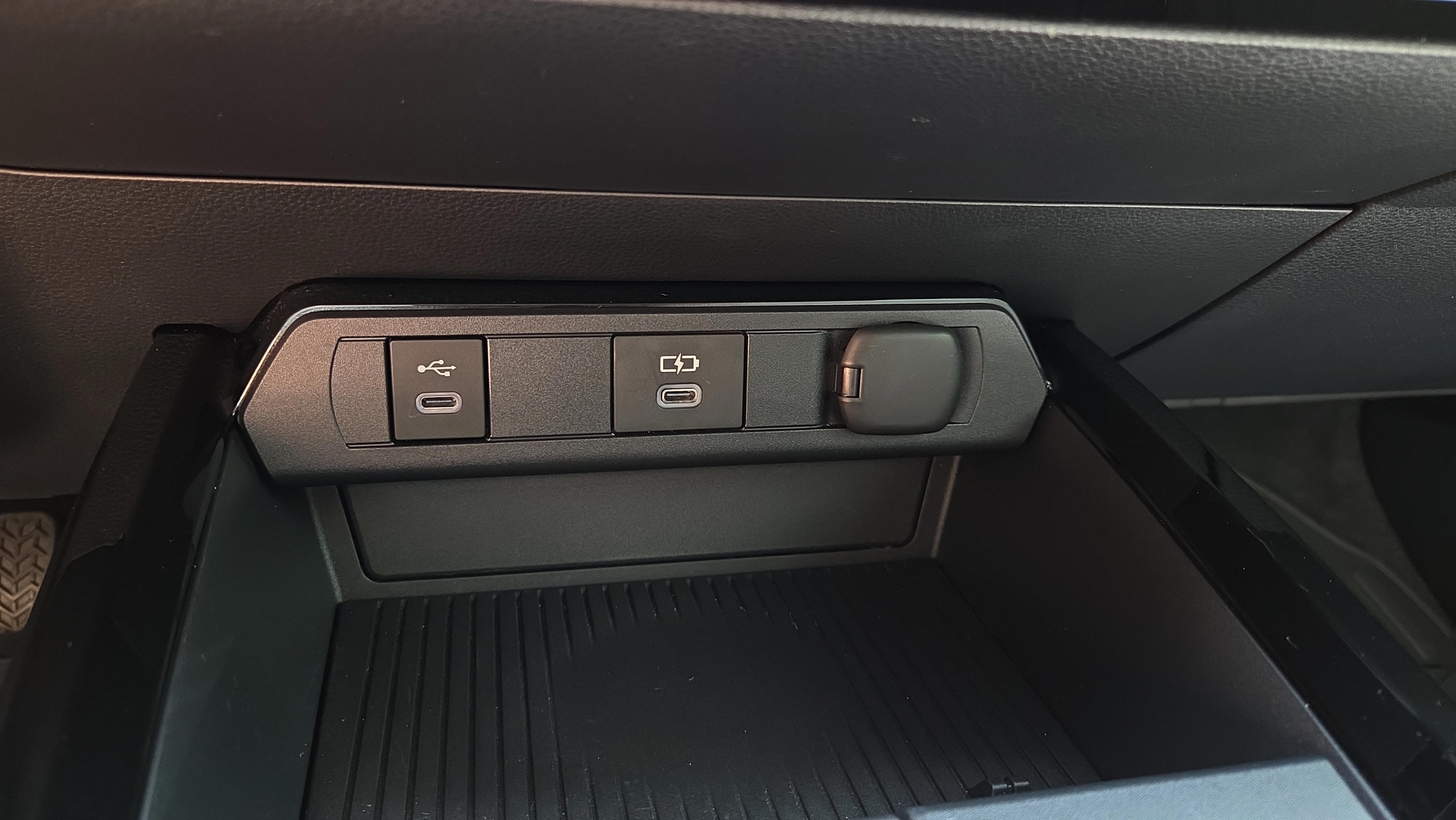 Certified 2025 Toyota Prius LE FWD image 23
