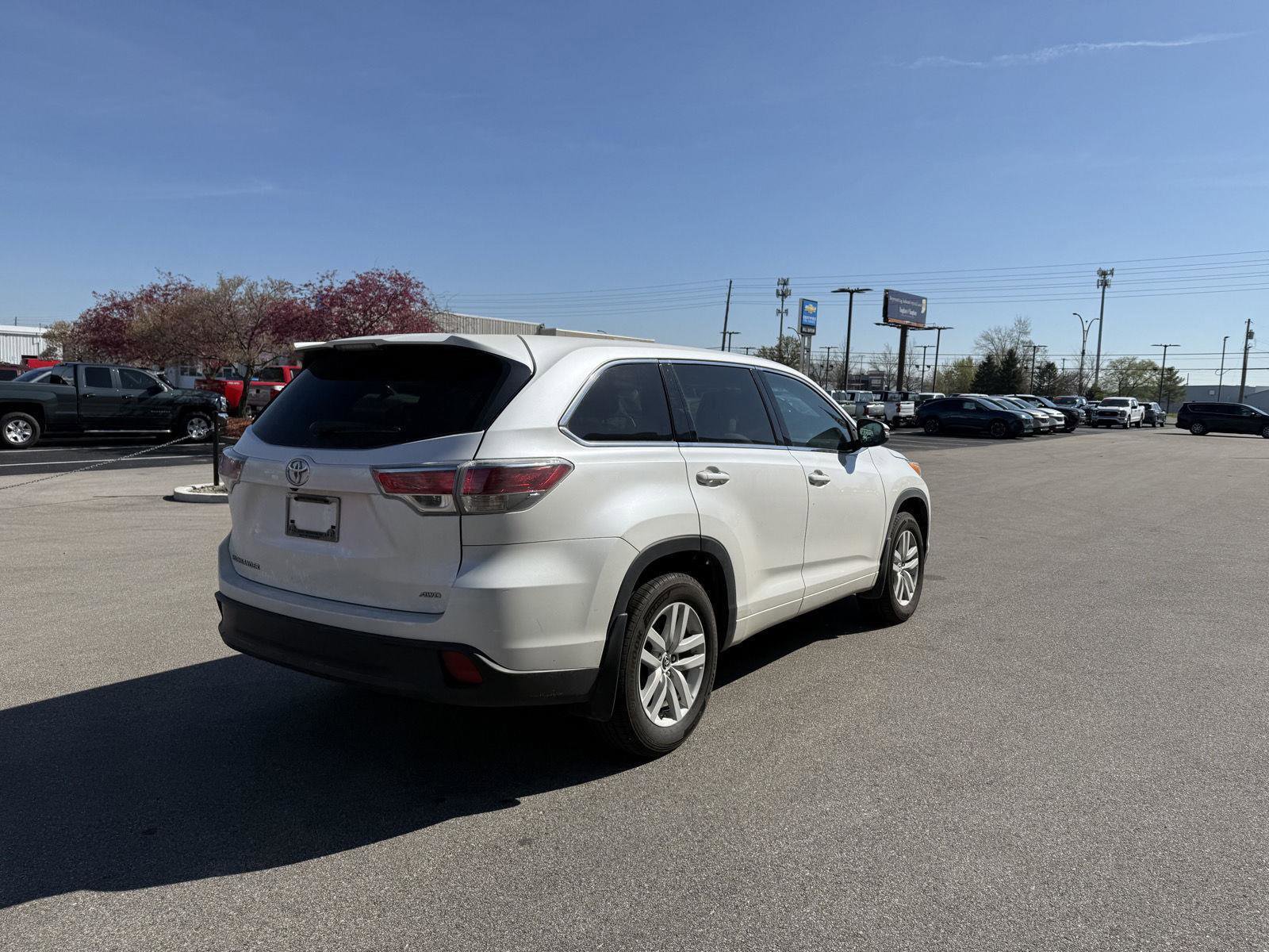 Used 2016 Toyota Highlander LE image 3