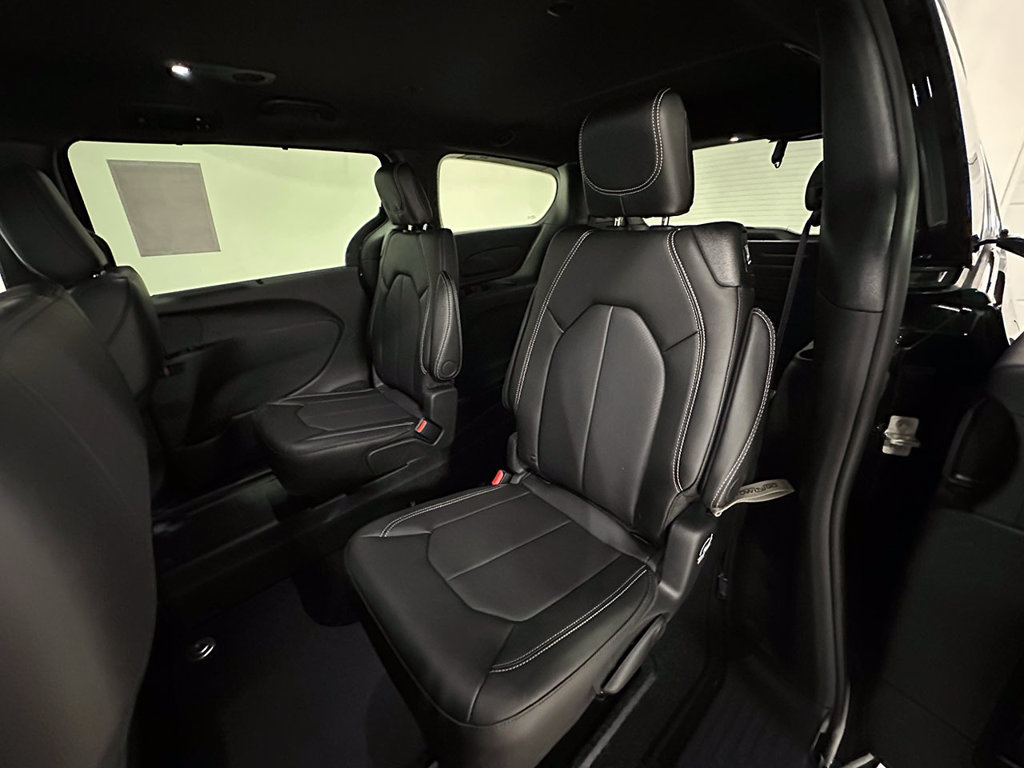 Used 2027 Chrysler Pacifica LX FWD image 17