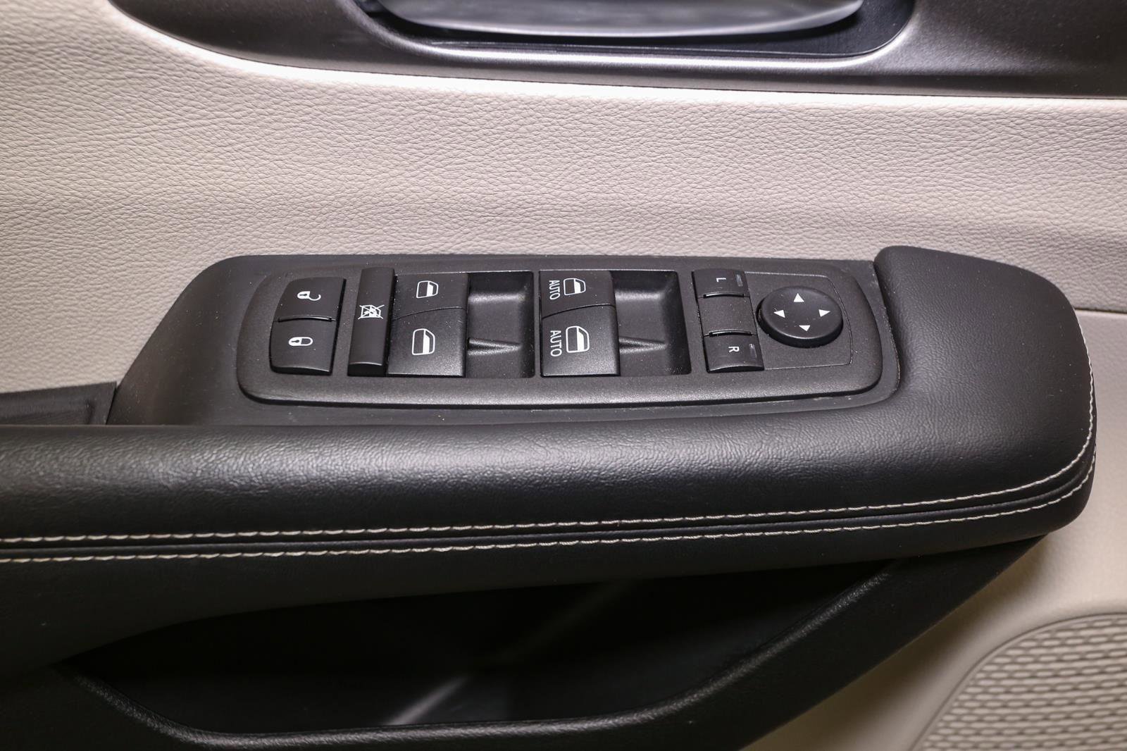 Used 2024 Chrysler Pacifica Touring-L image 39