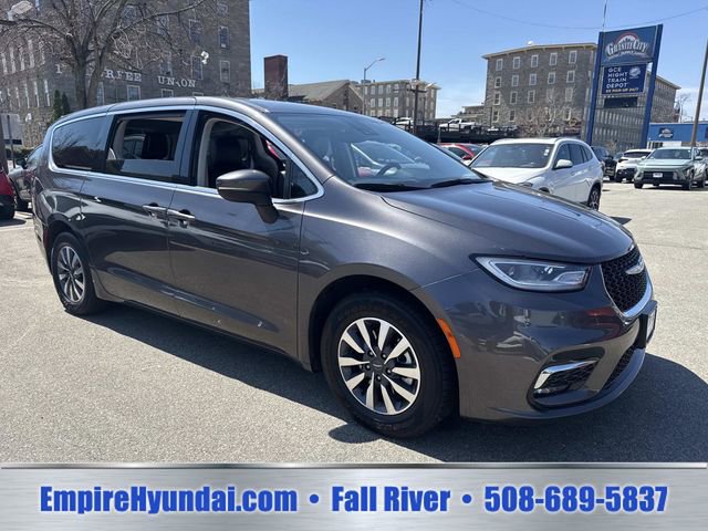 Used 2023 Chrysler Pacifica Touring-L FWD image 2