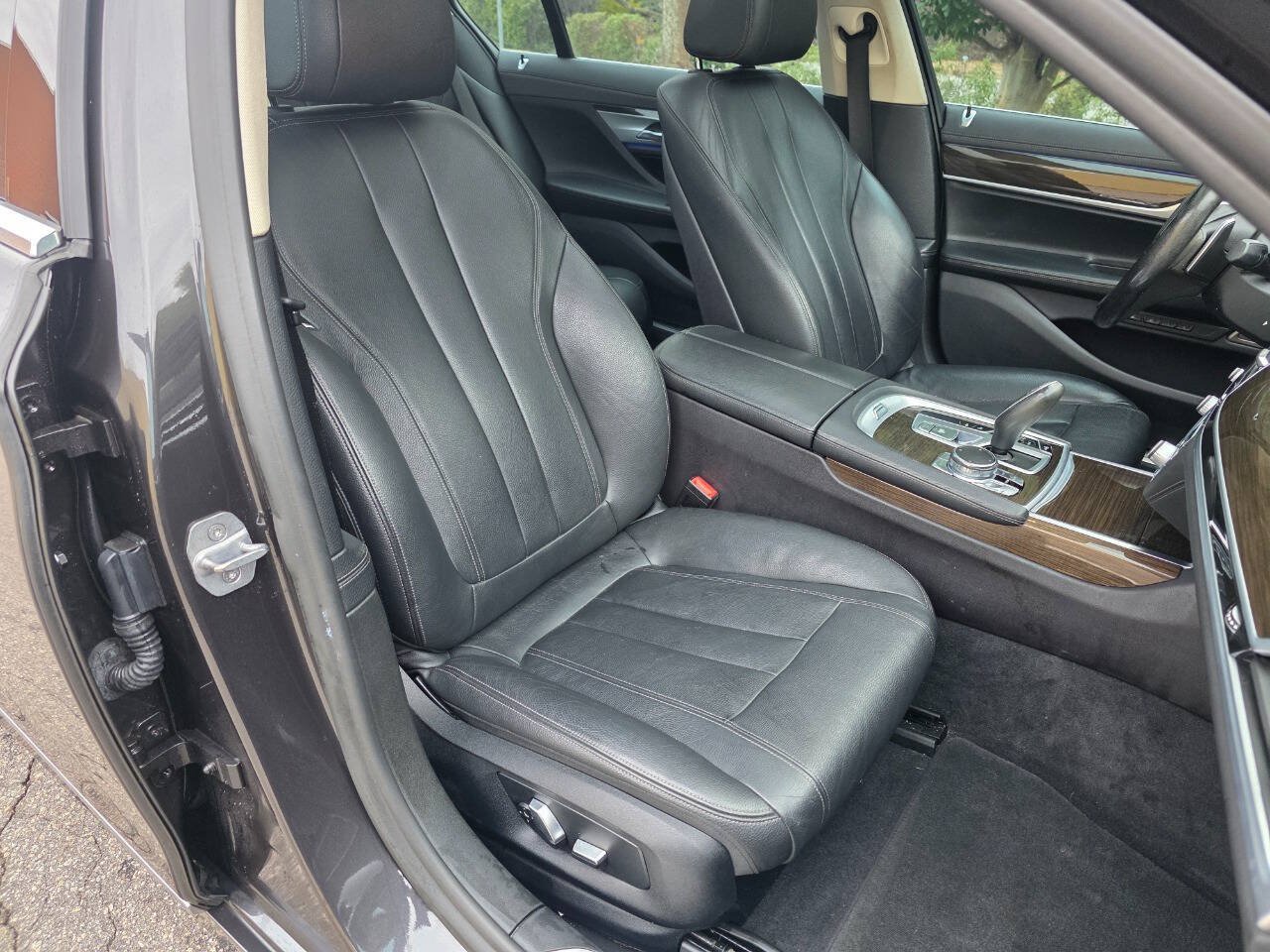 Used 2019 BMW 740i xDrive AWD/4WD image 40