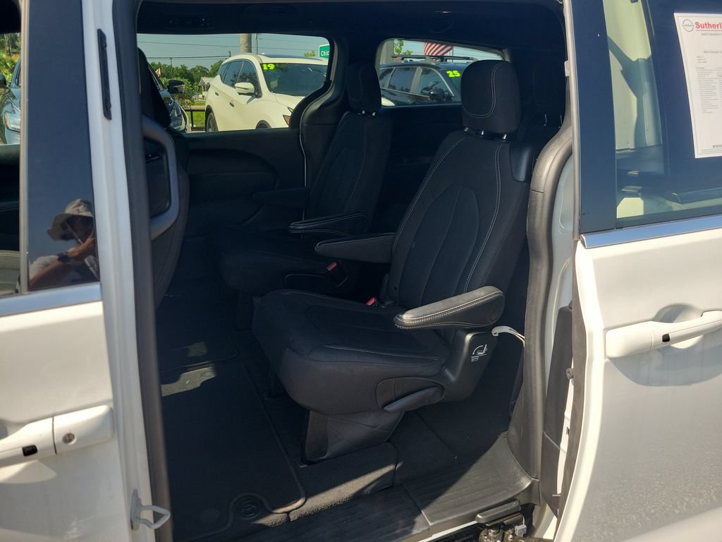 Used 2024 Chrysler Pacifica Touring FWD image 8