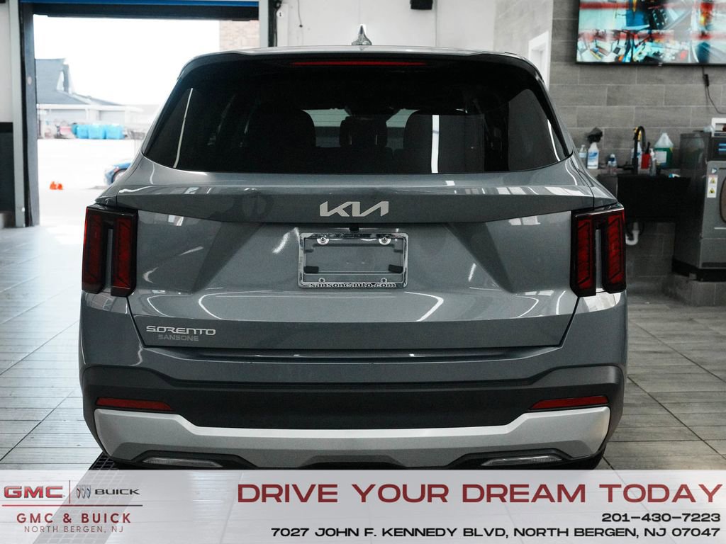 Used 2025 Kia Sorento LX image 7