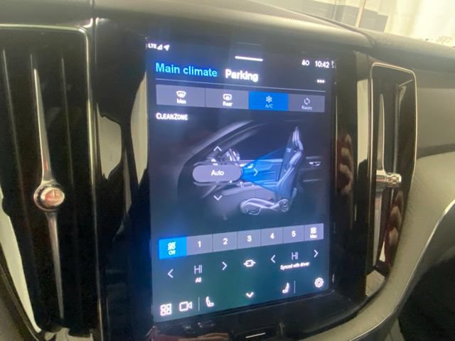 Used 2025 Volvo XC60 B5 Plus AWD/4WD image 24