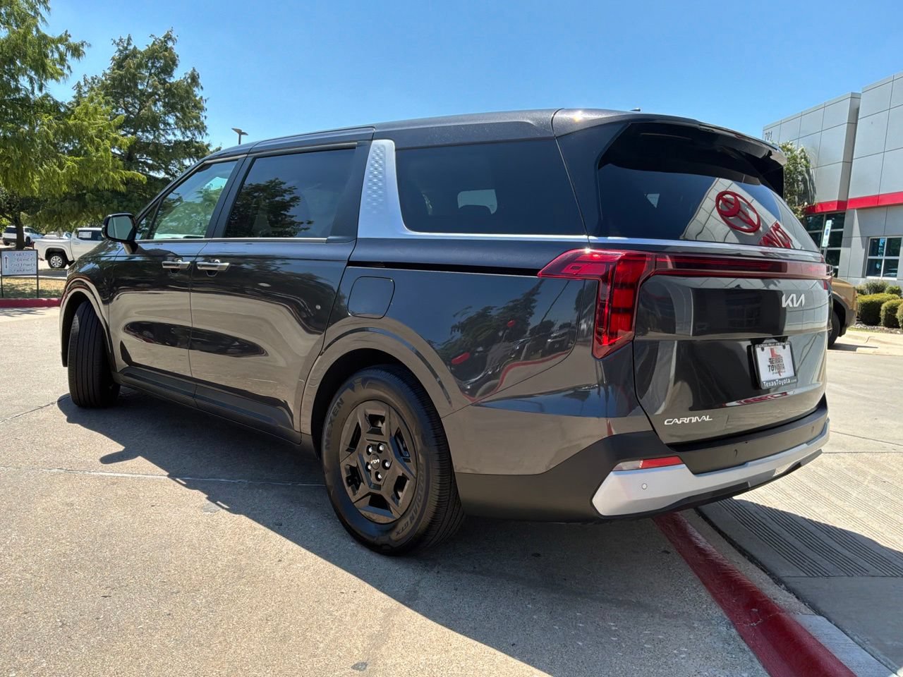 Used 2026 Kia Carnival FWD image 8