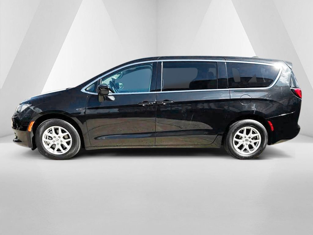 Used 2023 Chrysler Voyager LX FWD image 4